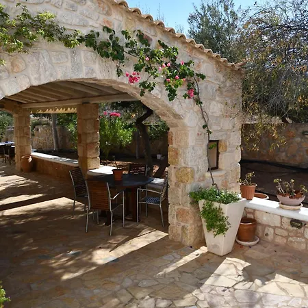 Voula בית הארחה 4*